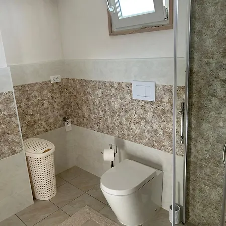Lara - Mit Separatem Extra Mit Wc Und Dusche Apartmán *
